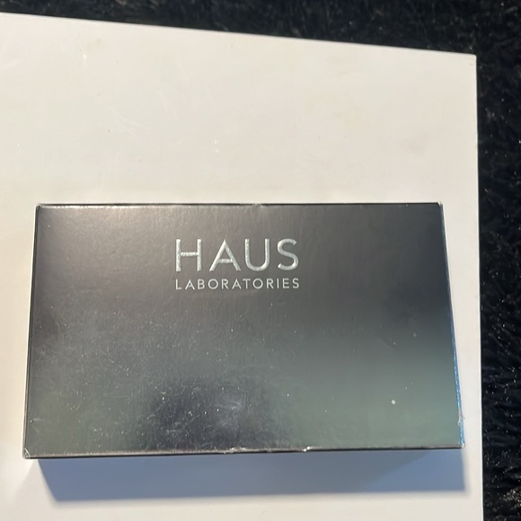 Haus Fame eye shadow palette. - Picture 3 of 3